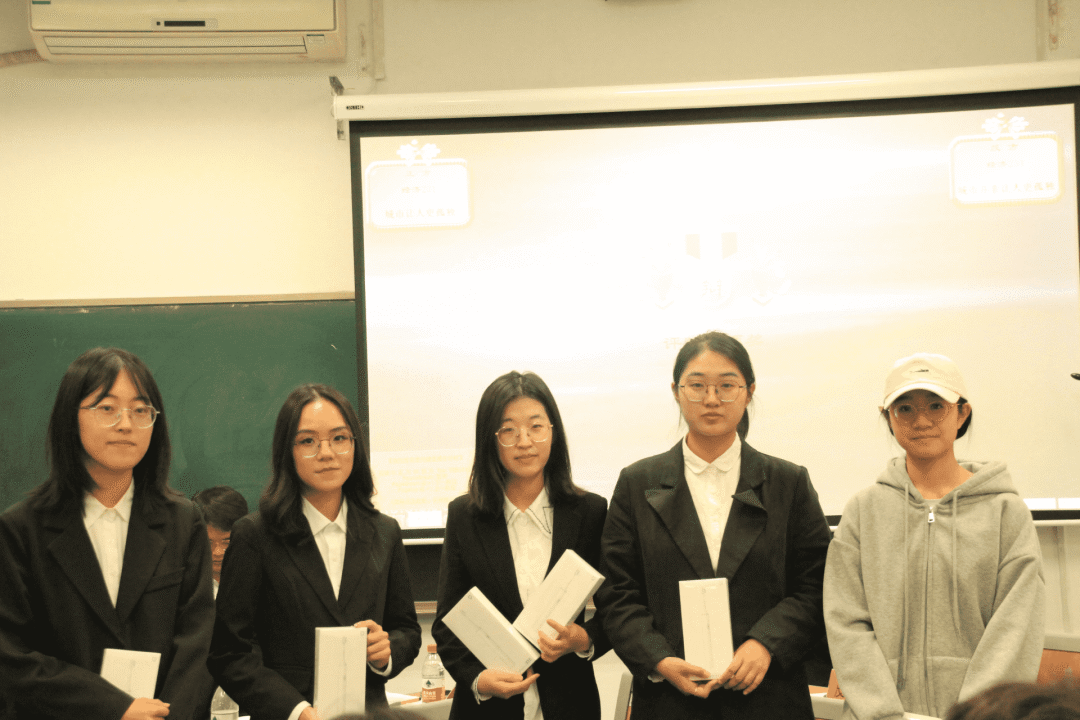 王欣彤经济231班四辩全芮瑶(姓名先后依照比赛顺序确定)让我们再次为