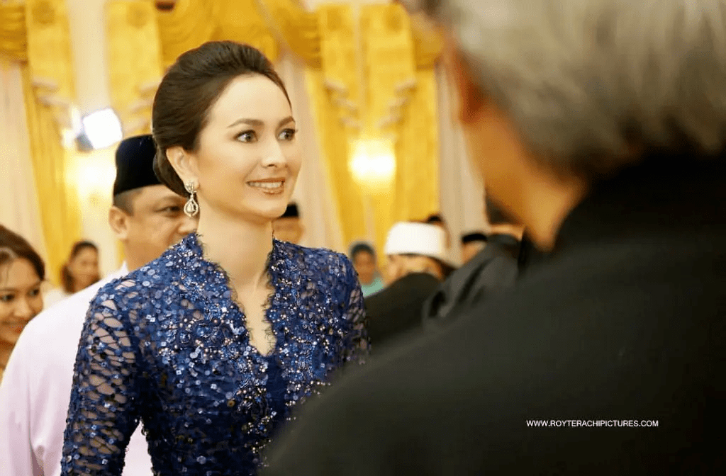 从谱系上来讲,扎拉是吉打州第24任苏丹的曾孙女,是马来西亚第一任首相