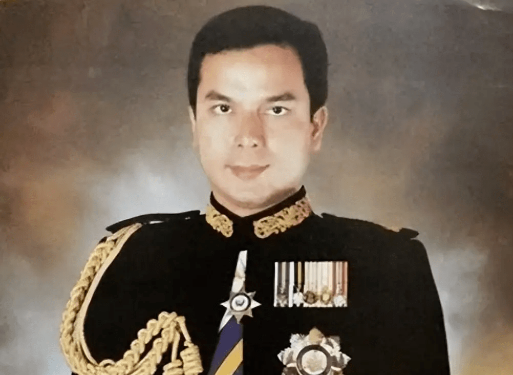 他在马来西亚读到初中后,去了英国剑桥的私立学校读完高中