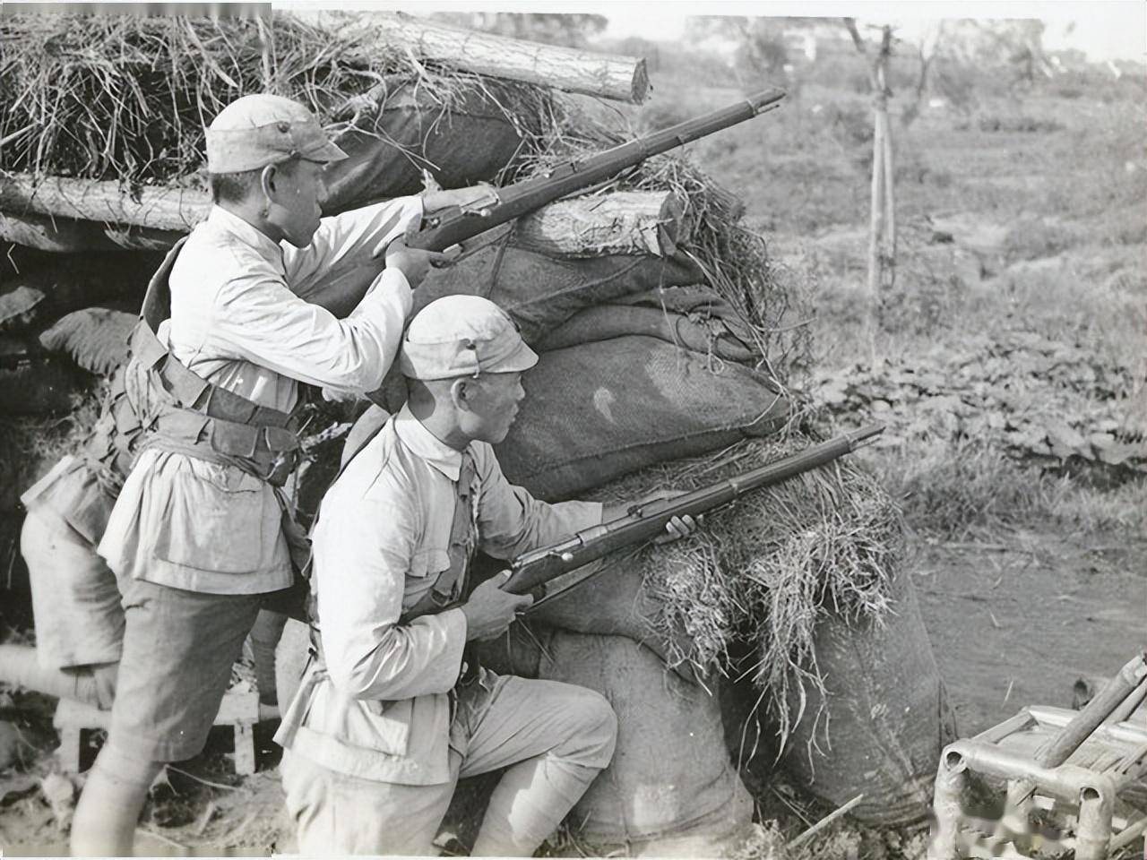 八路新兵下夜哨回营房睡觉,解子弹袋,不慎带响手榴弹,轰地爆炸_项华