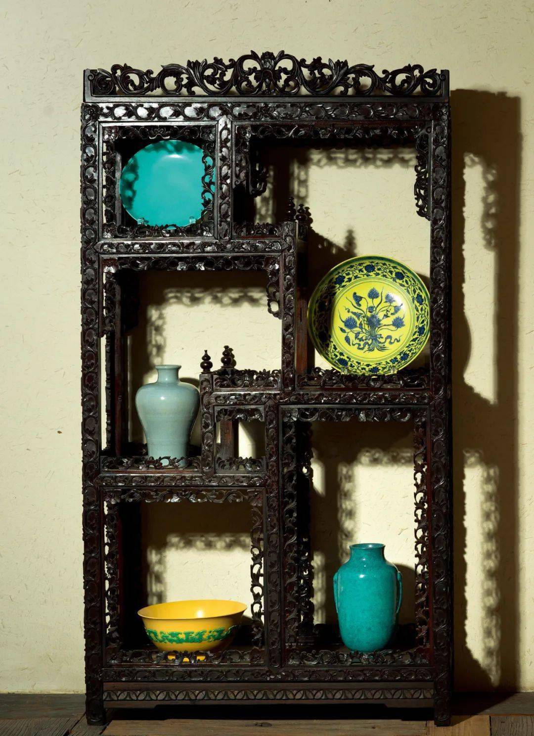 图十三:清红木亮格博古架图十四:清乾隆雕漆多宝阁,英国维多利亚与