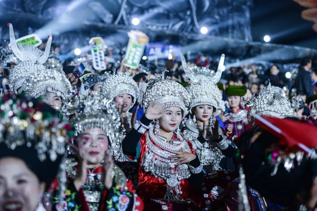 关注 | "凤凰苗族银饰服饰节",美女银饰闪耀千年古城!