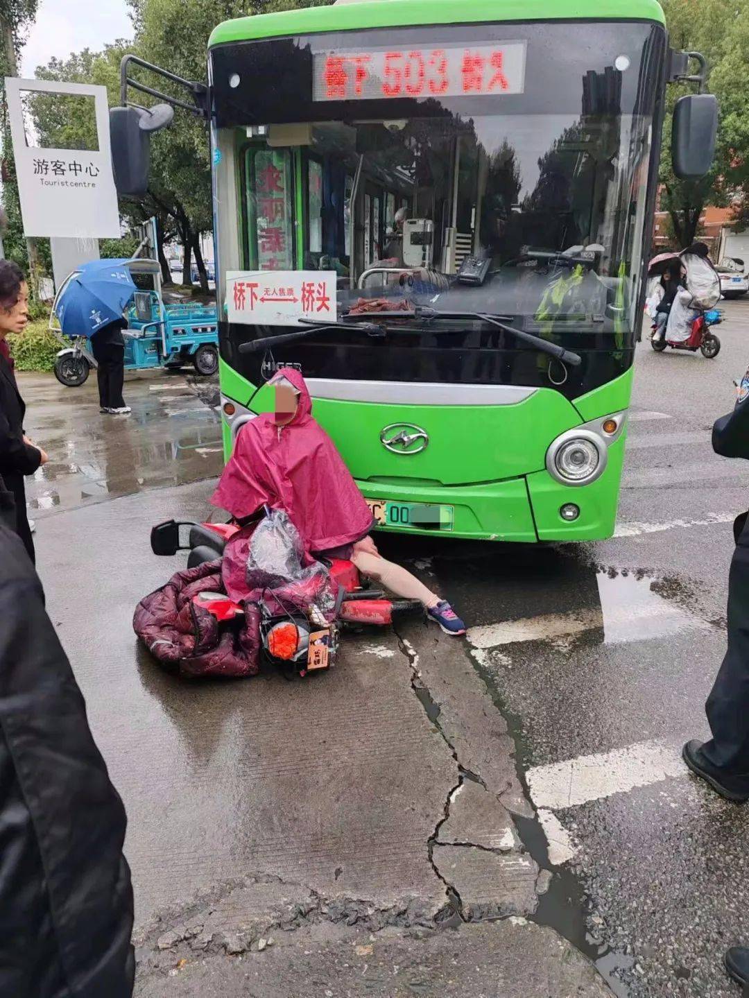 桥头一公交车出事,一女子被撞!_电瓶车_事故_版权