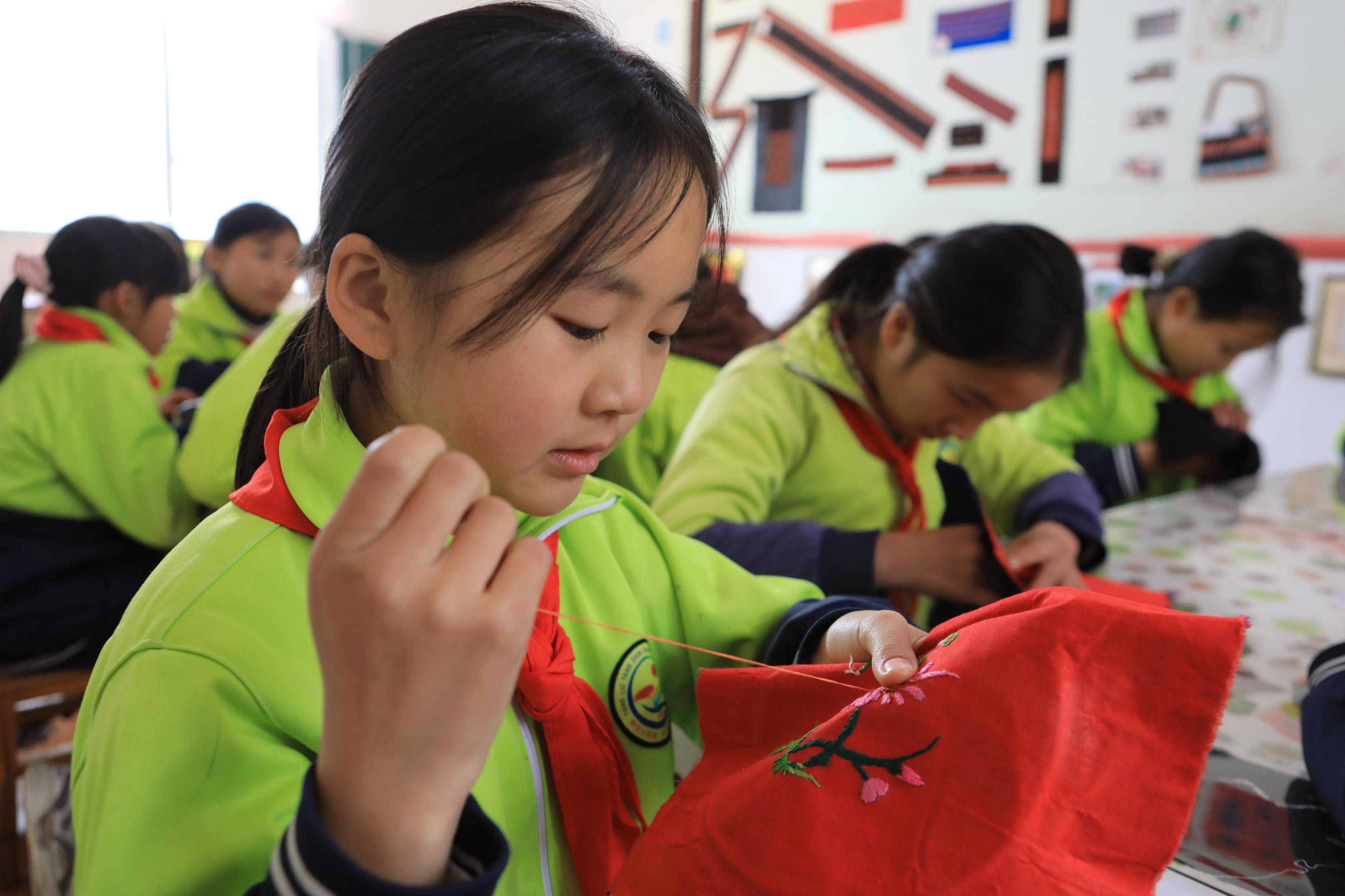 苗族侗族自治州施秉县杨柳塘镇中心小学,学生在苗绣课堂学习刺绣