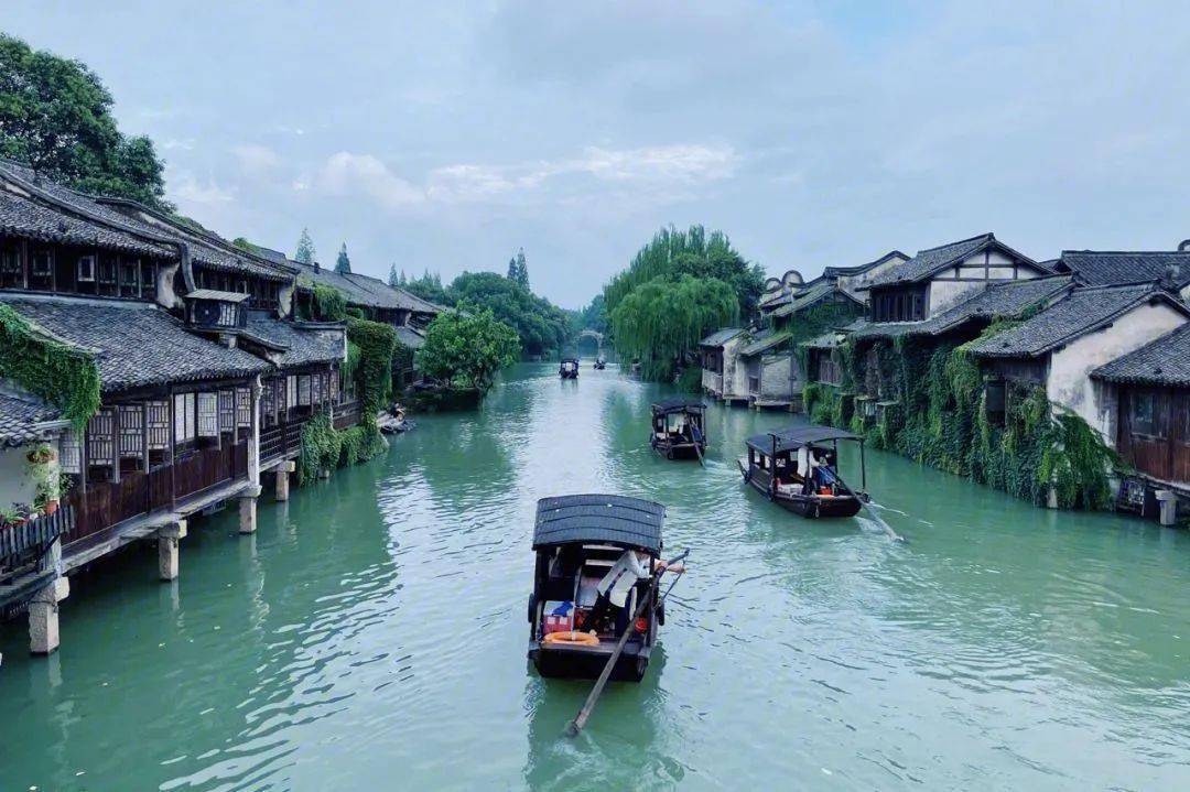 景區內交通主要是步行和手搖遊船;鎮內主要以人力三輪車,出租車為主