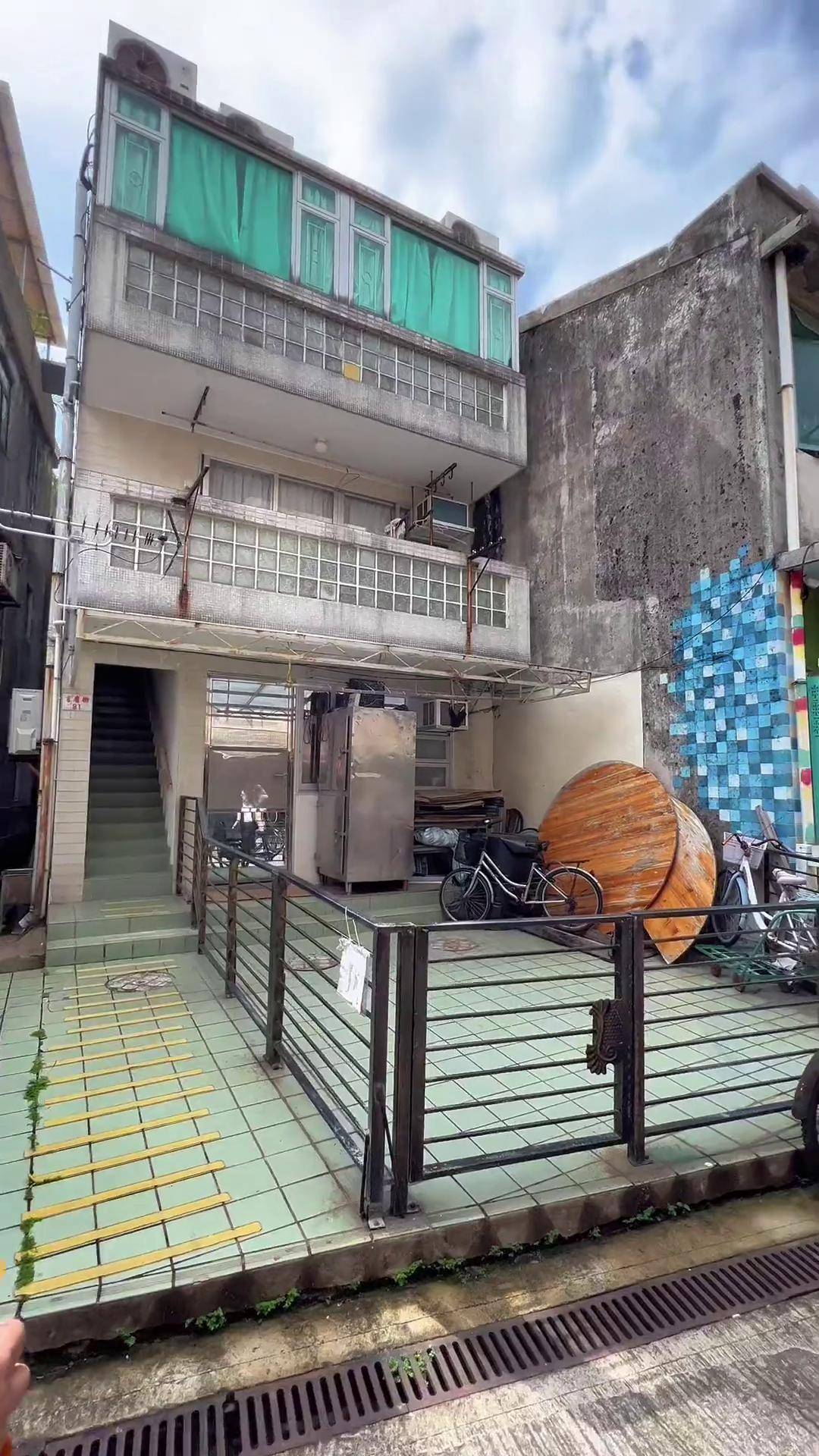 香港农村叫围村,楼房都是三层高,这叫丁屋,只要年满十八周岁的男性原