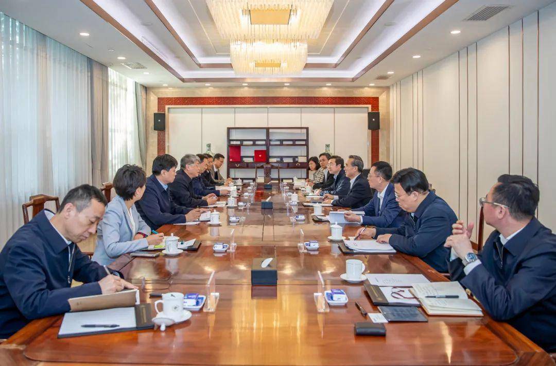 刘国跃与中国贸促会会长任鸿斌进行会谈_国家_发展_合作