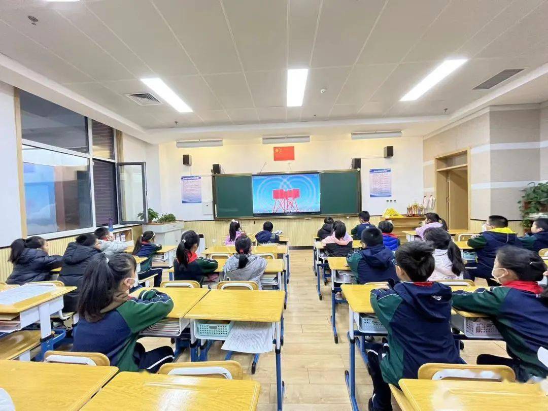 崂山区育才学校(小学部)举行防空防灾疏散演练_师生_青岛_应急