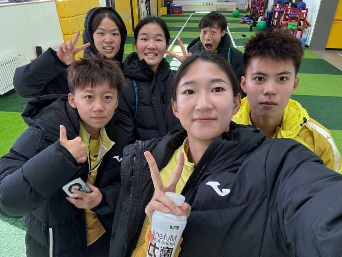 国脚王妍雯晒出了多张与北京队友的合影,并写道