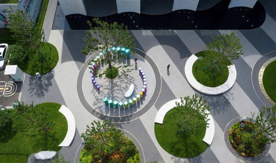 在南宁融创凤屿湖街角广场项目中,岱朴景观通过使用大量圆形,构建了一