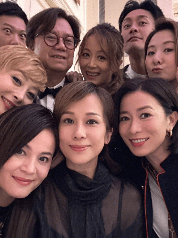佘诗曼参加婚礼,成为tvb艺人聚会,大合照她还不是c位_生活_角色_小