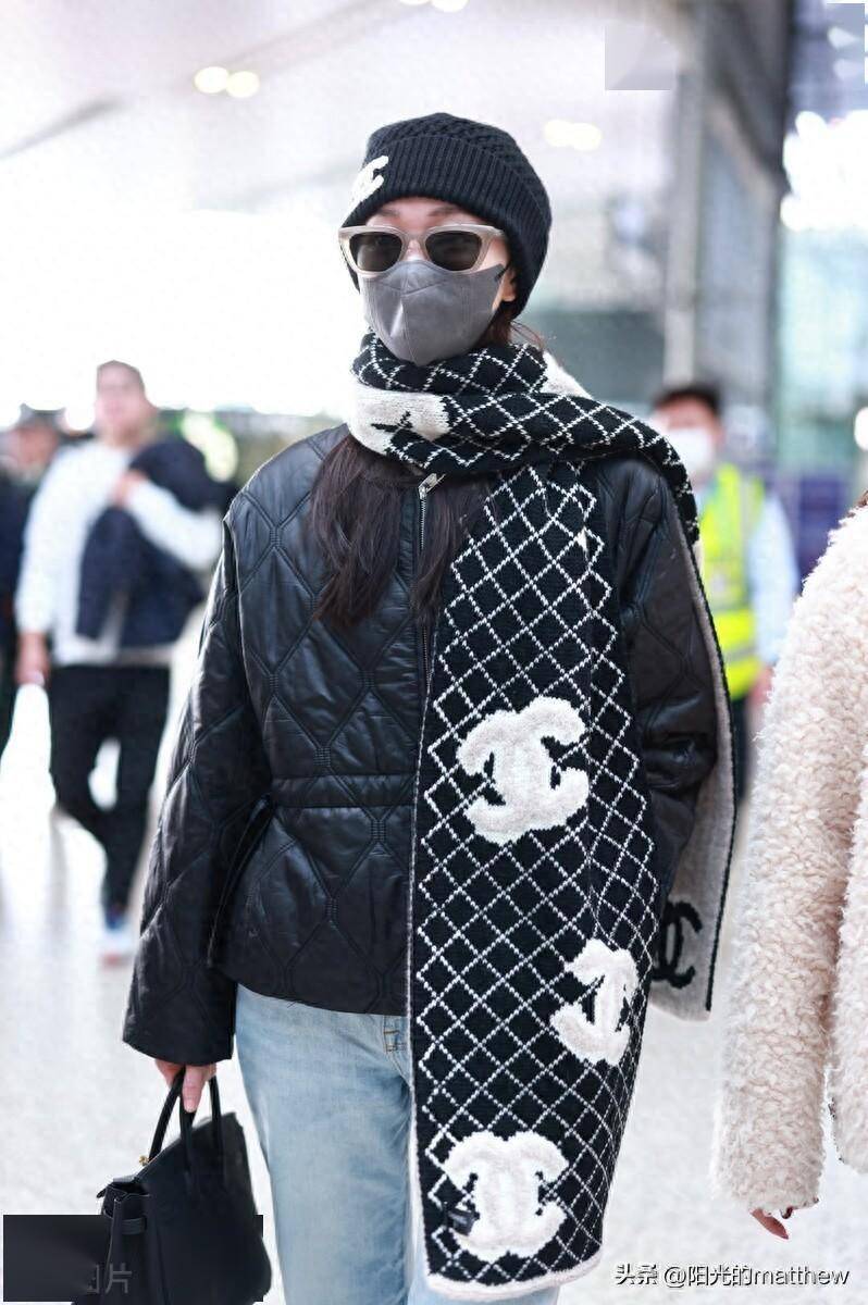 街拍:宋轶黑色棉服 牛仔裤 墨镜休闲时尚_chanol_机场_上海