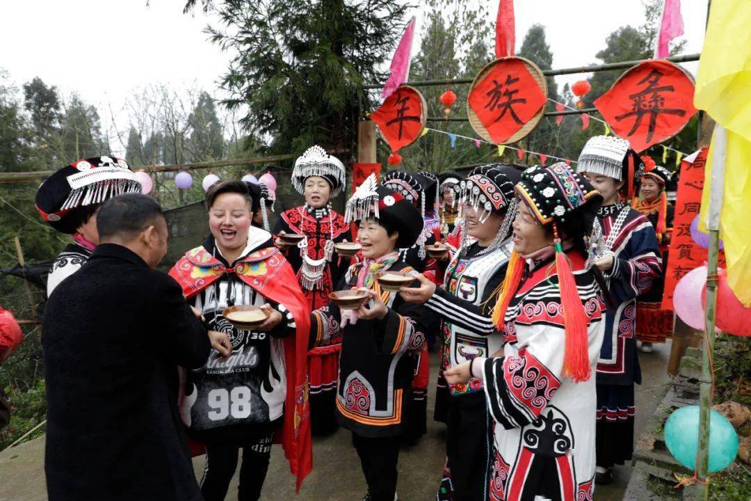 大方县凤山乡凤山村凤二彝寨举行第六届彝族年庆祝活动_彝家_人民_文