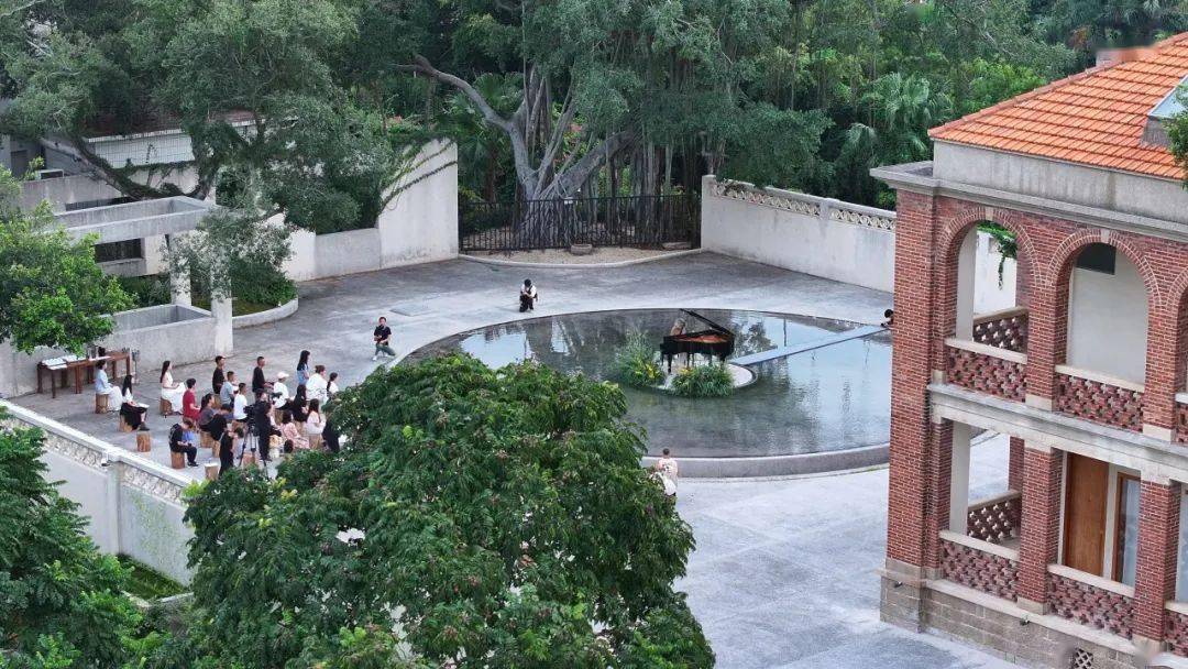 医疗的发展,现在因为遗世独立的自然环境,成为燕尾山生态公园的一部分