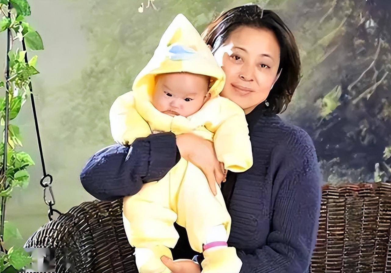 离婚之后倪萍一个人为了儿子的治疗到处奔波着,日子过得相当艰难.