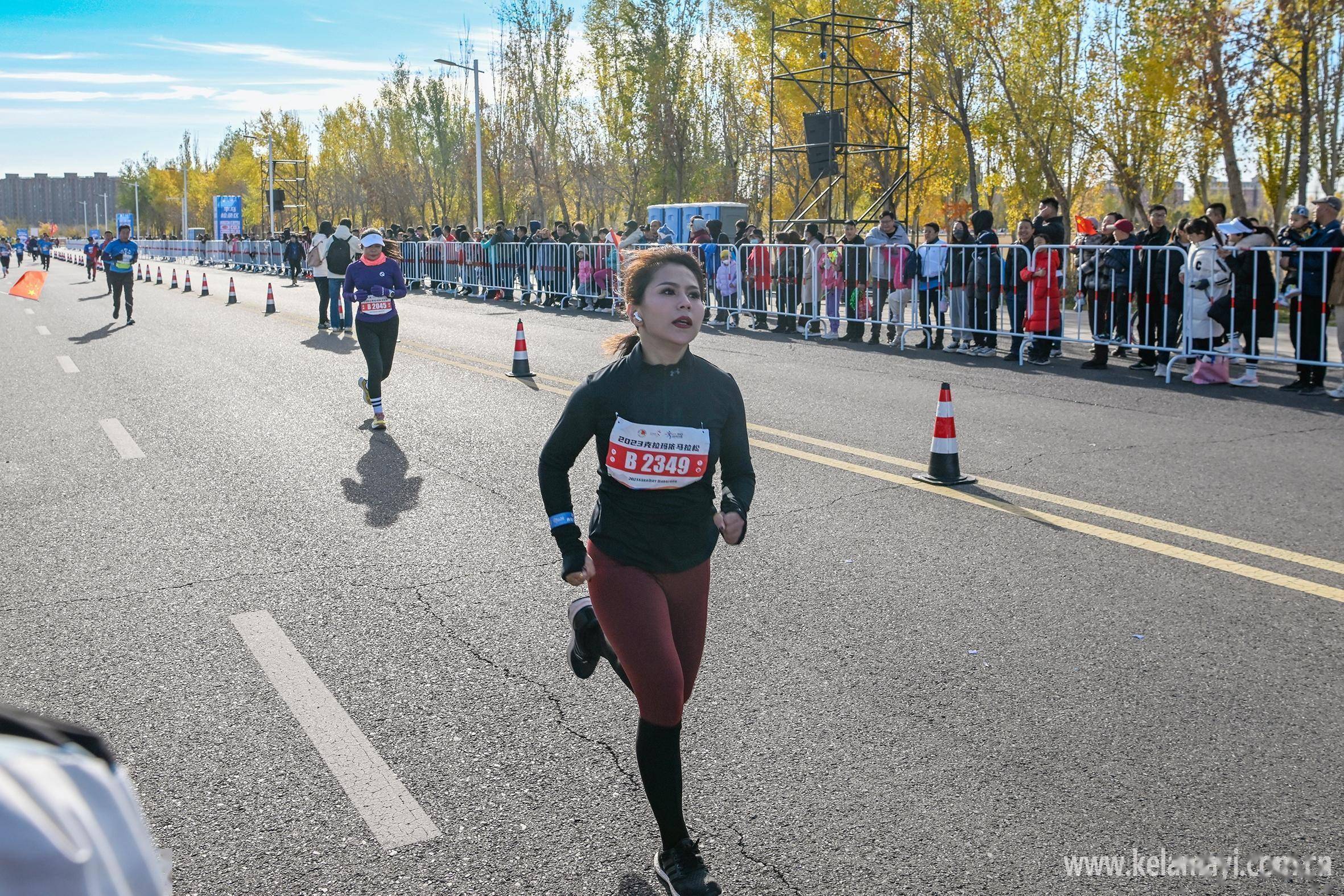 克拉玛依融媒记者 崔文娟 摄千人齐奔,万米竞跑;不言成败,皆是英雄