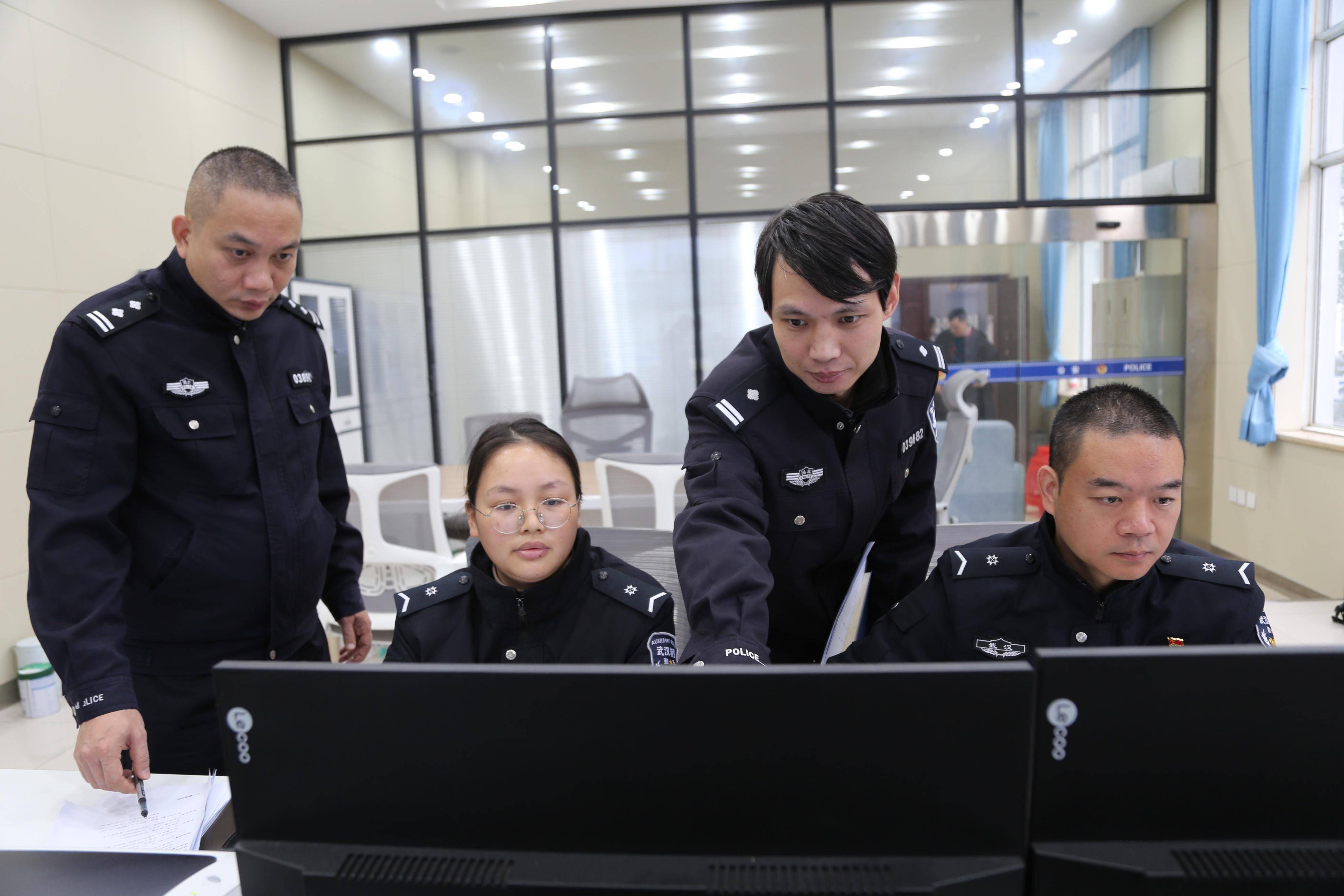 增效—江夏区公安分局纸坊街派出所综合指挥室侧记