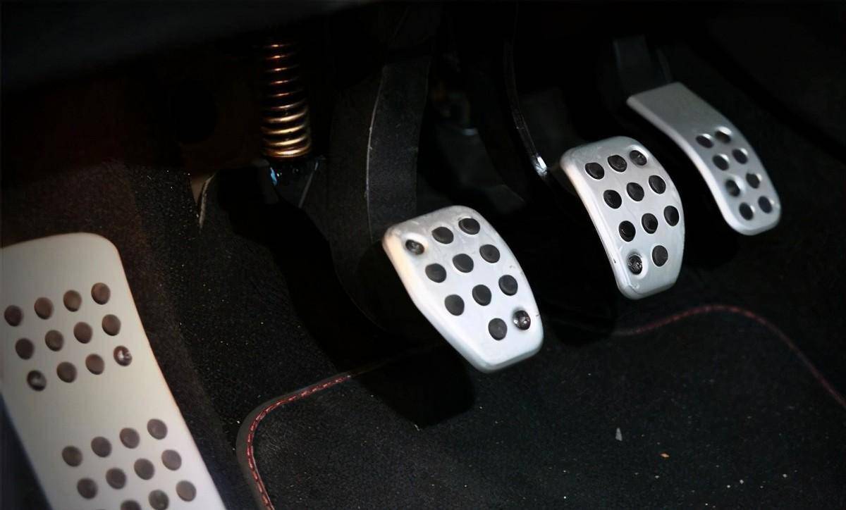 说的手动挡车开头掉头三不踩具体是指不踩离合,不踩刹车和不踩油门