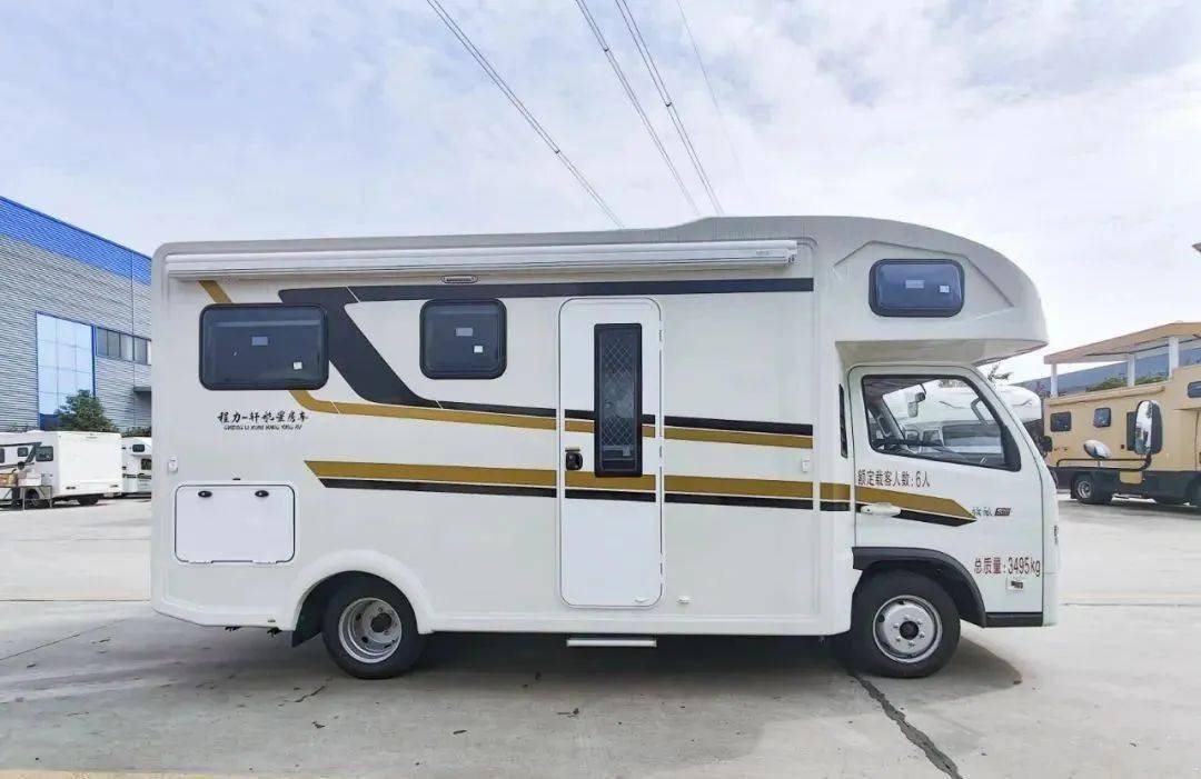 轩航领航s1c型房车豪华版 时尚大气配置全 经典对卡座布局 家庭出行高