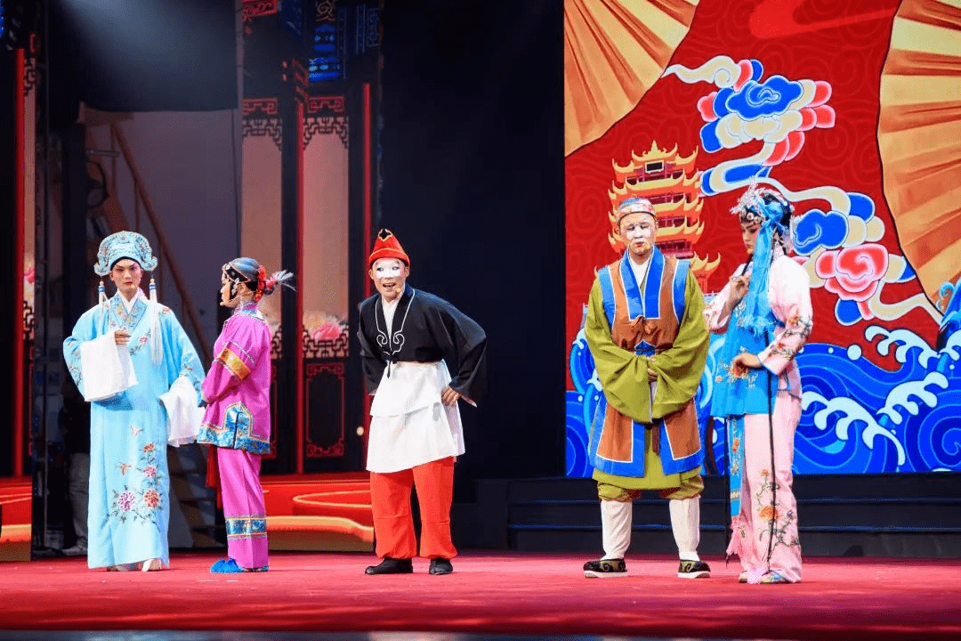 乡村小学里,老师换上戏服为同学们来了一段……_戏曲_毛纳_传承