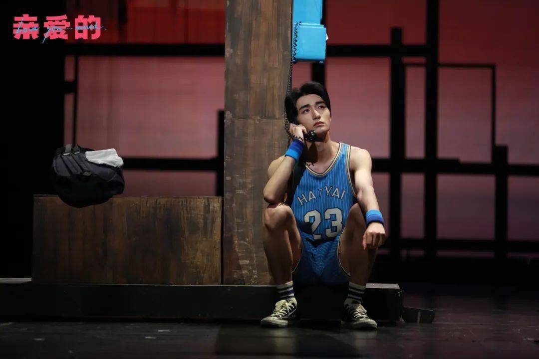 来》的专业歌唱演员沈小岑,也有活跃在影视综艺荧幕上的李大光,罗葳