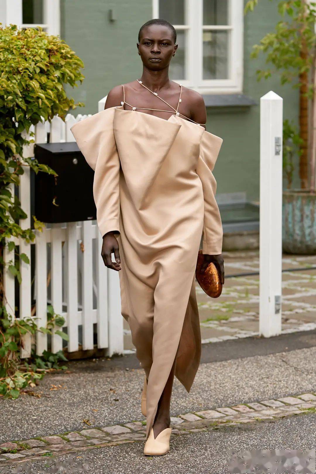 bite studioscynthia rowley通过选择灌木沙色的服装单品,我们可以