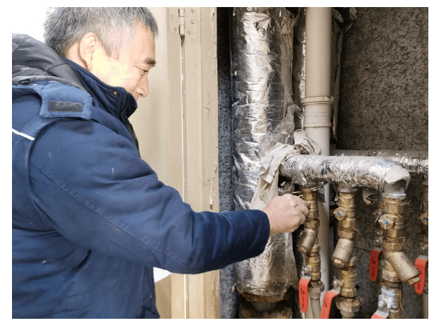 拿出钥匙打开暖井房,摸下进水管,热的,摸下回水管,凉的,经验丰富的