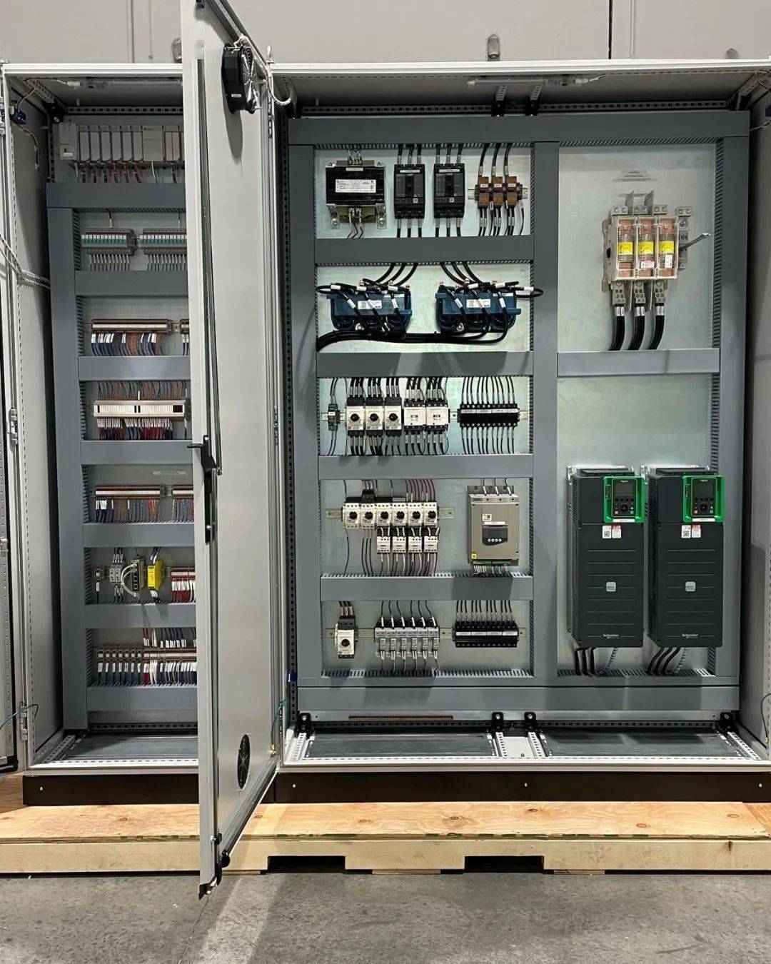 这样的电气柜接线工艺你怎么看?_水印_发电_项目