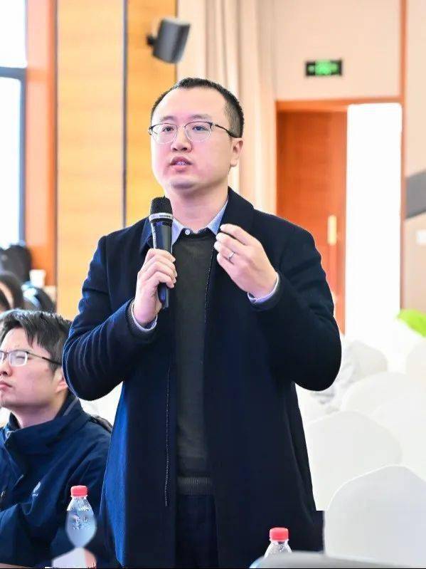 临床研究专题讨论(一)环节,余红秀教授和李雪飞教授邀请复旦大学附属