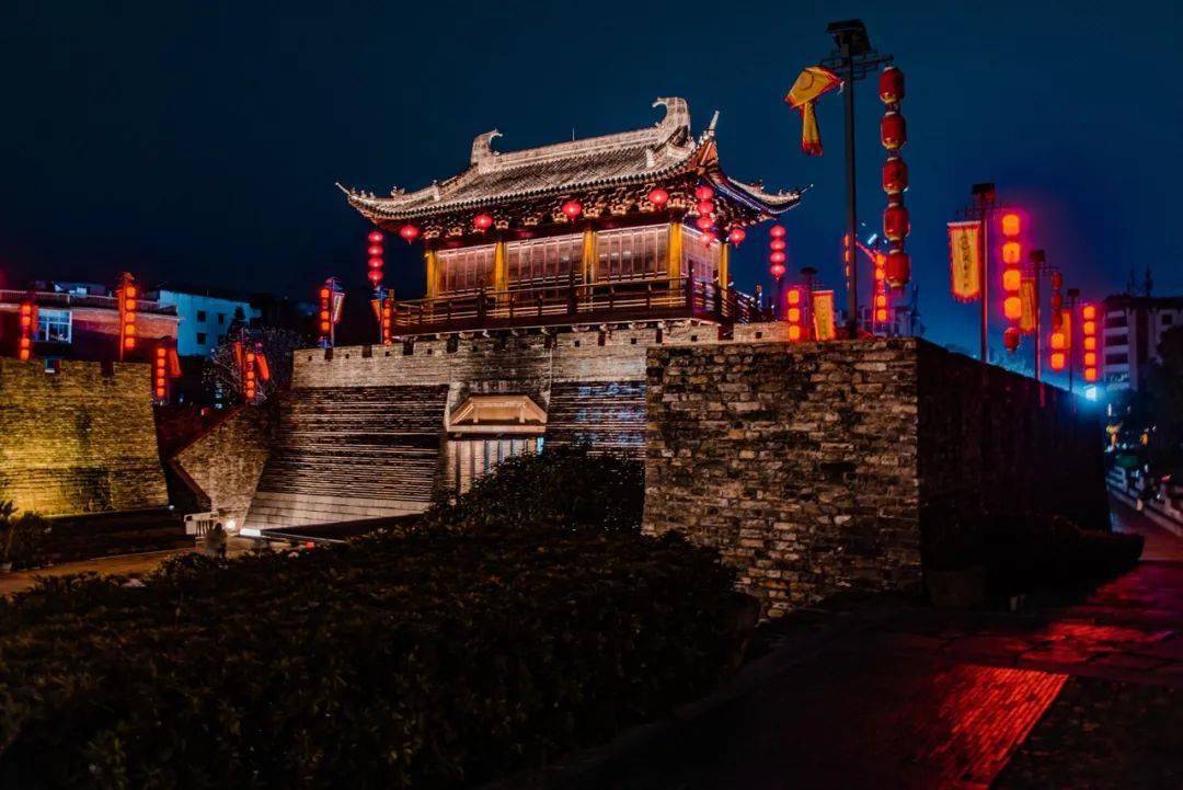 来江南宋城看如坠落繁星般的满天诗词,西边是郁孤台公园,辛弃疾在这里