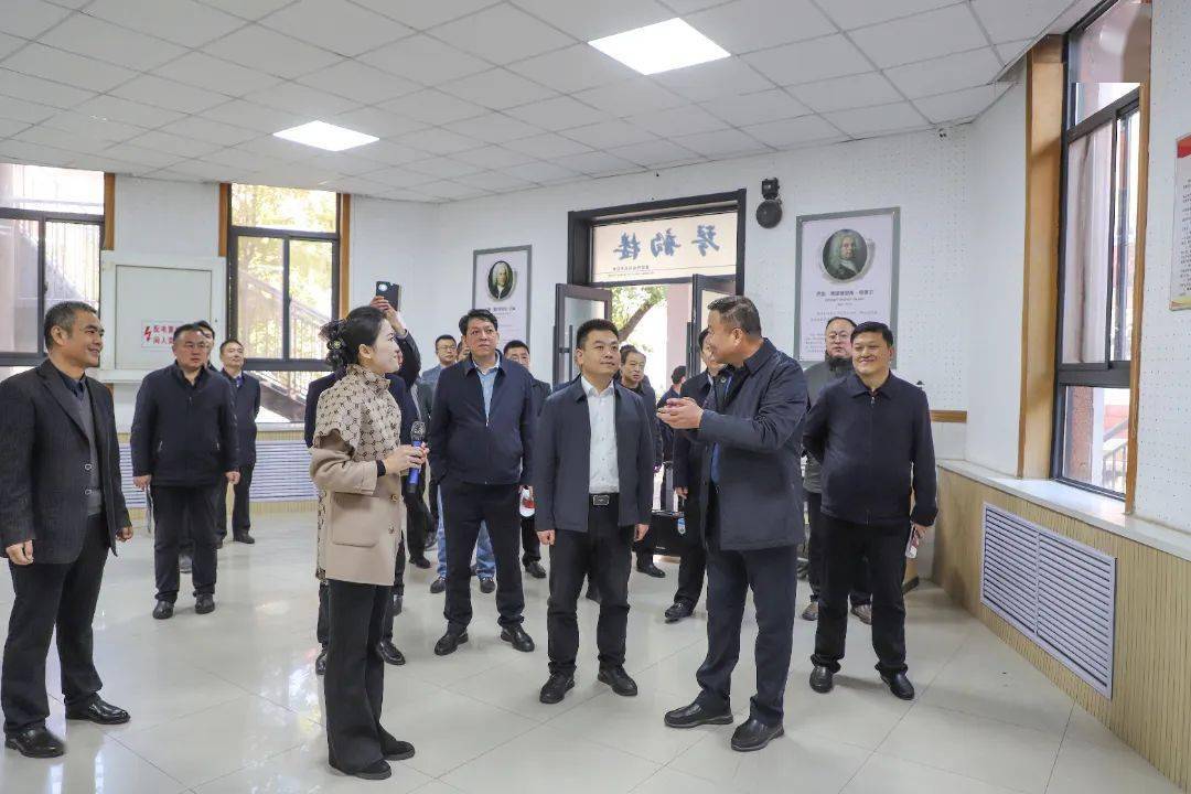 哈密市伊吾县党政代表团参观考察我市学校_教育_发展_情况