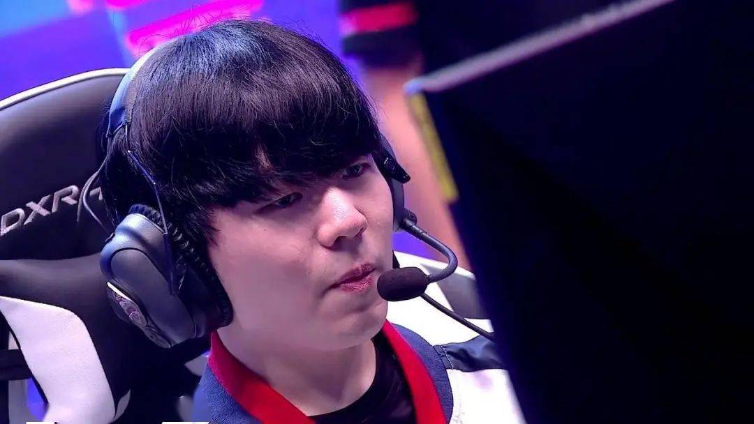 其实之前的小天头盔事件已经很能说明问题,当时的舆论一边倒攻击doinb