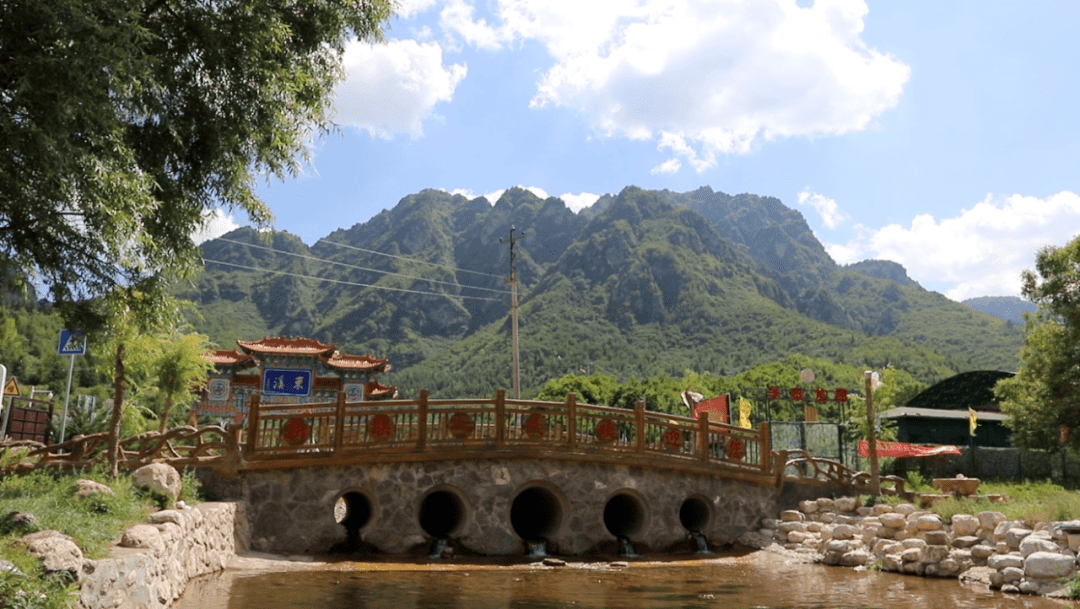 跨過殪虎橋鎮很快就到了國家aaaa級森林公園遮陽山景區,遮陽山因