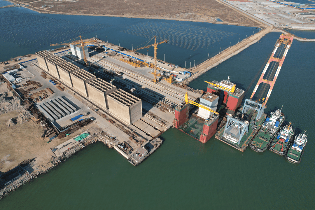 起浮上岸回收成功8个5000吨级老沉箱山东龙口南山lng一期码头工程今年