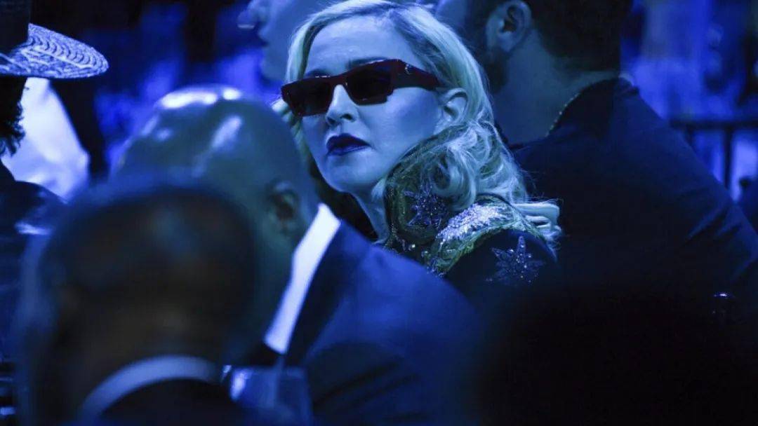 刚从icu死里逃生,65岁的麦当娜又开始"作"了._进化_舞台_黑夜