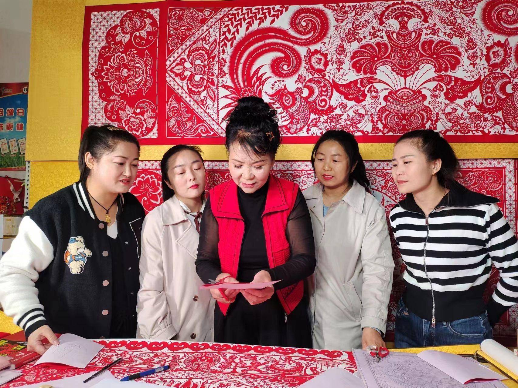 陕西非遗传承人曹毛女:让剪纸非遗之花遍地开放_创作_榆林市_作品