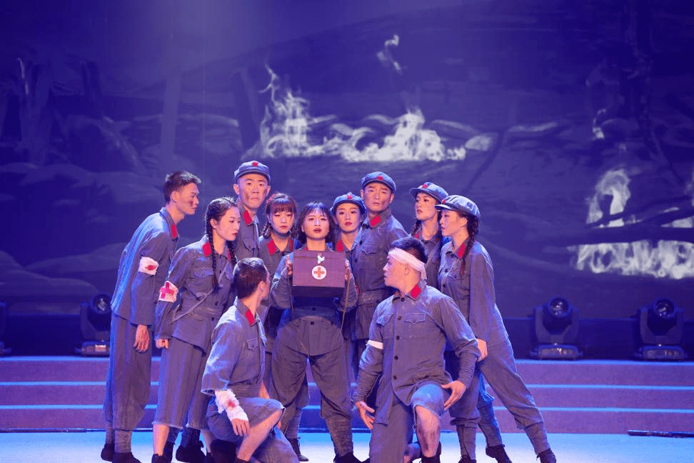 贺诚出生在射洪一个普通农家,父母的言传身教造就了他坚毅的品格,勤勉