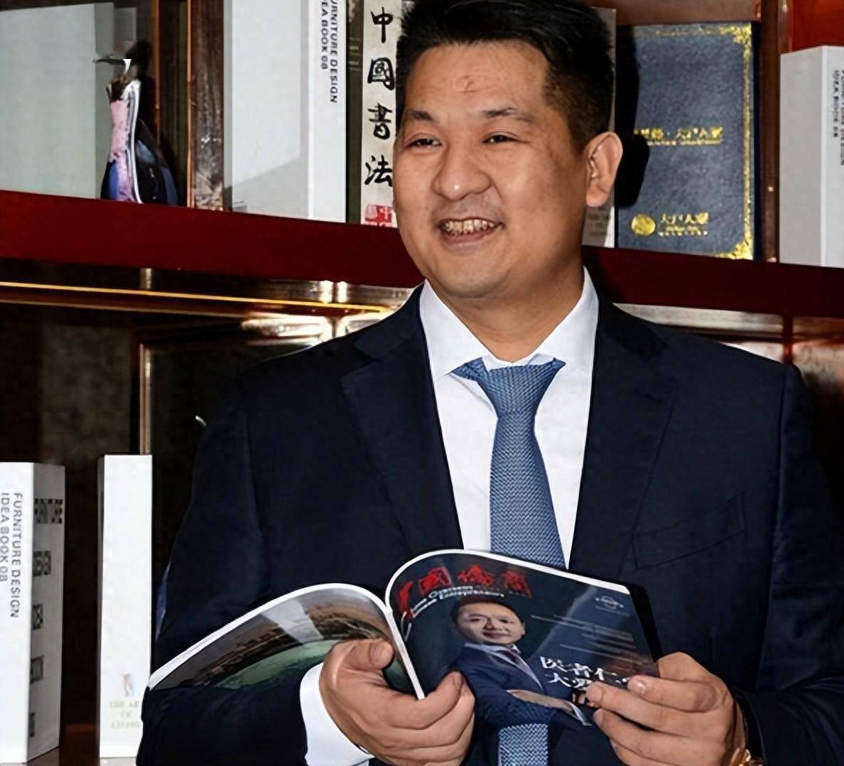 佘伦凯:靠坑中国人敛财21亿,贩卖人口,全球通缉8年后终于栽了_佘智江