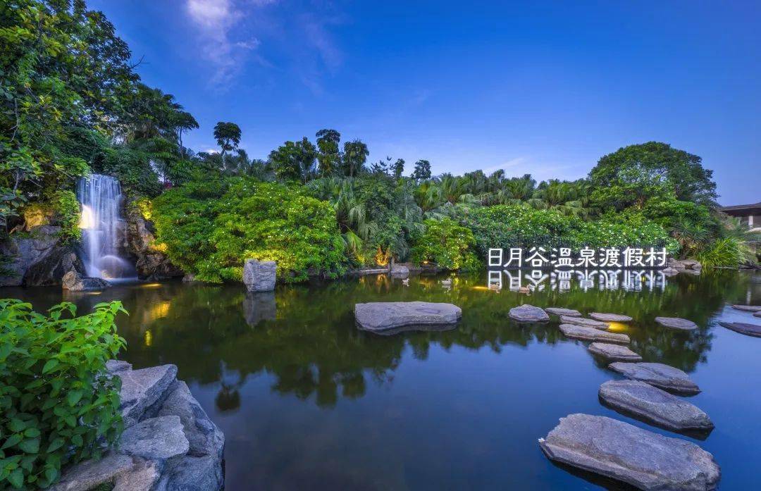 在天竺山麓的日月谷温泉渡假村,上百个露天温泉泡池,四十多种特色温泉