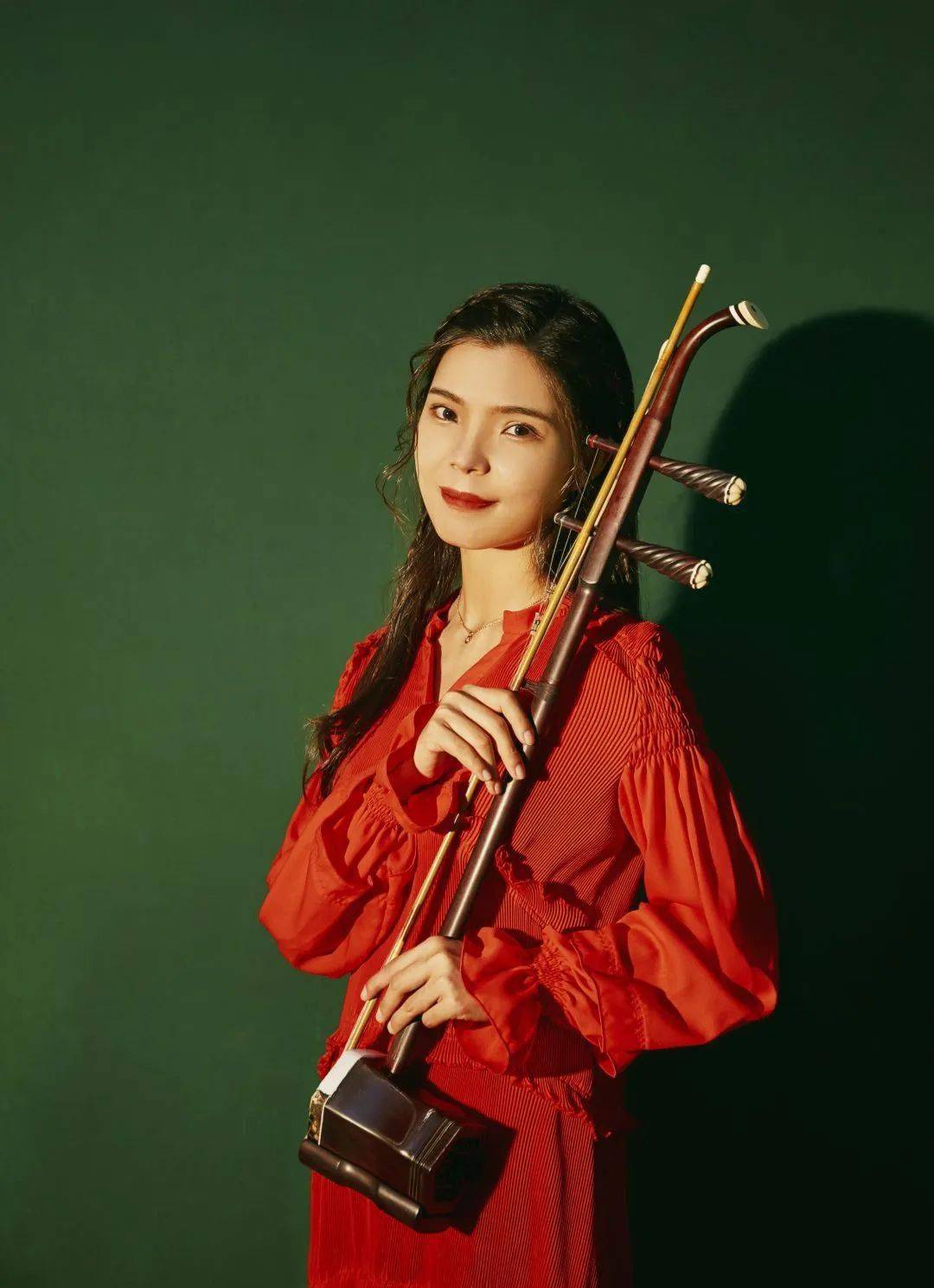 其间曾随青岛海洋大学音乐系青年二胡演奏家王云飞老师习琴