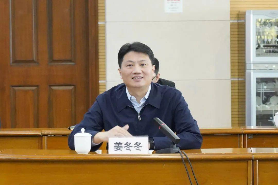 申康医院发展中心主任王兴鹏,区委书记姜冬冬,副区长王珏,同济医院