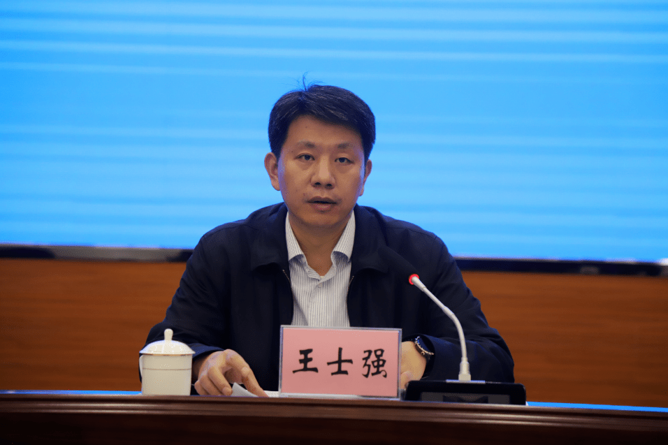 王士强表示,从前三季度经济运行看,全区各主要经济指标整体向好,企稳