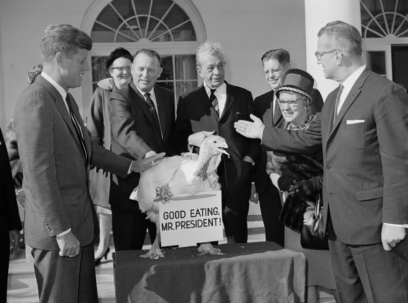 president"牌子的火鸡后,肯尼迪表示要将其送回农场.