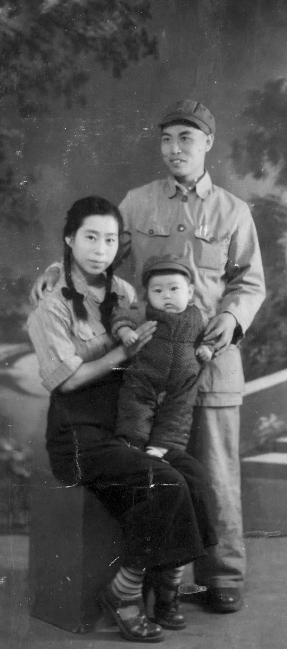 吴宝光,刘珠玉与儿子吴征合影,摄于1951年秋1951年6月吴宝光奉命回国