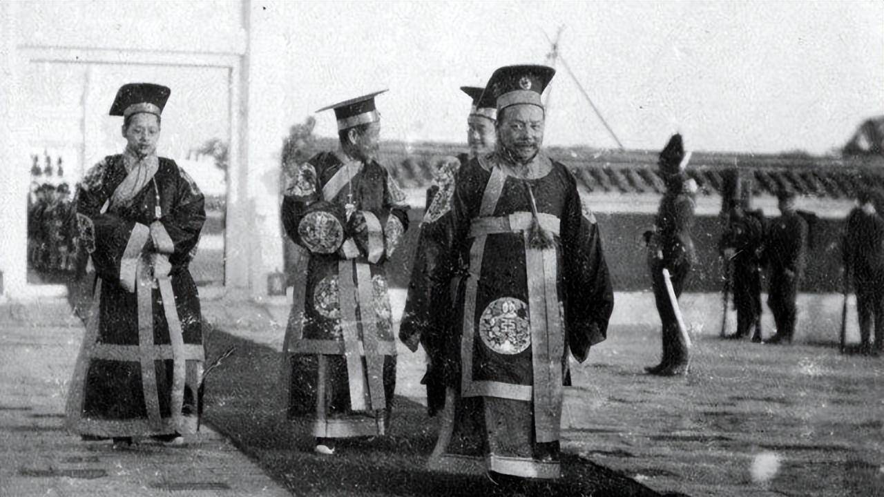 1912年初,曹锟配合袁世凯上演了一出好戏,在北京纵兵哗变,吓得隆裕