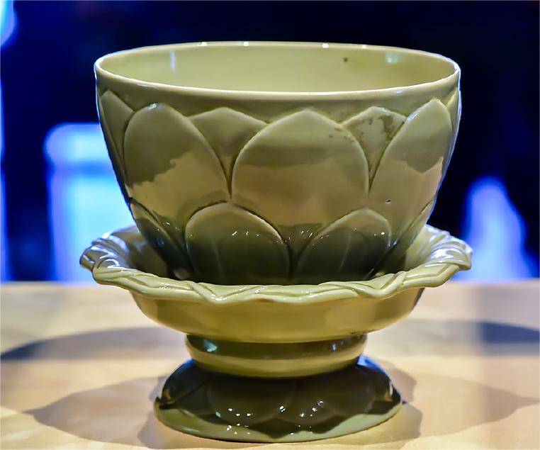 五代 苏州博物馆秘色瓷莲花碗器形敦厚端庄,比例适度,线条流畅,丰腴