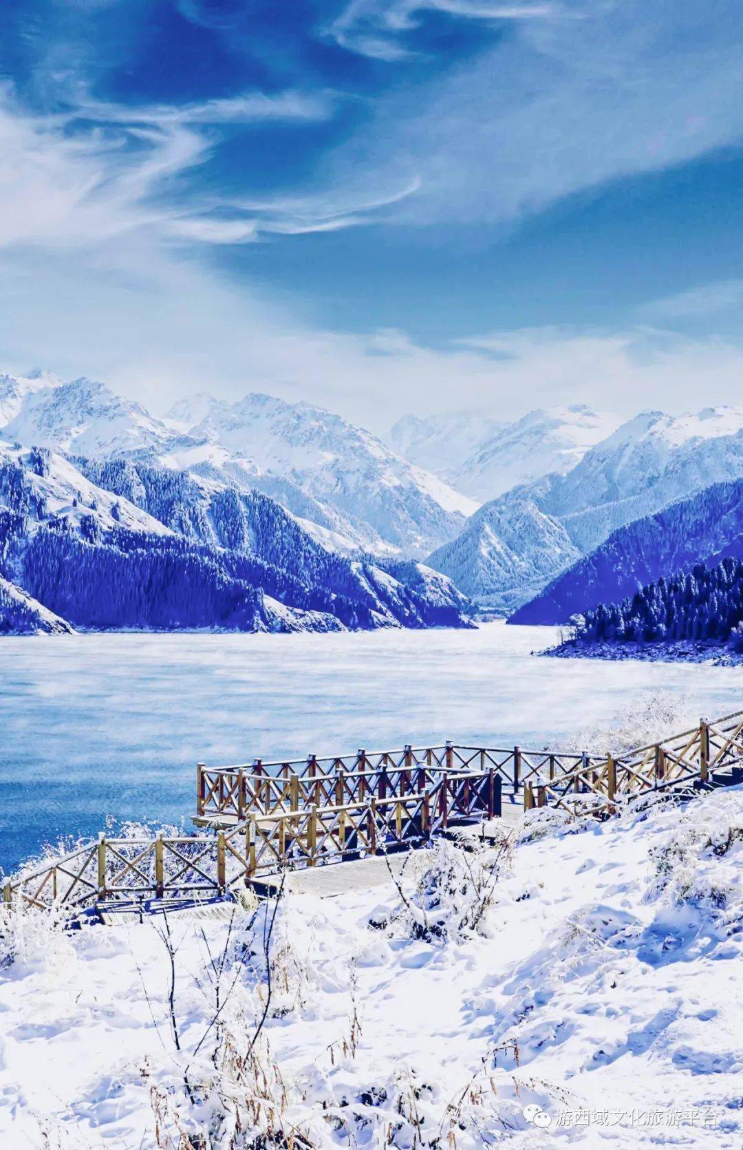 新疆天山天池秋冬图片