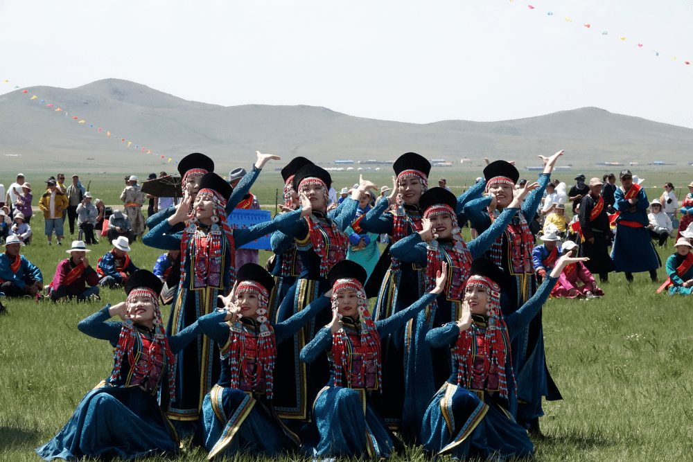 乌兰牧骑 | 扎根基层沃土 在蓝天绿草间歌舞_演出_内蒙古自治区_群众
