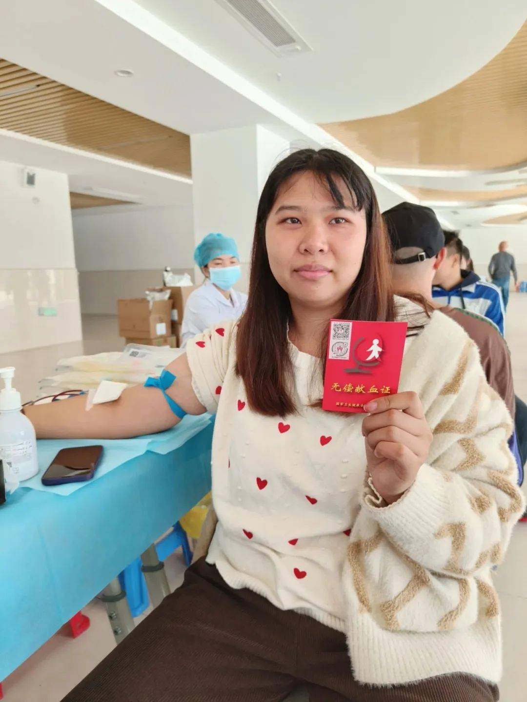 200毫升,300毫升,400毫升……一袋袋鲜红的血液传递着北滘莘村中学