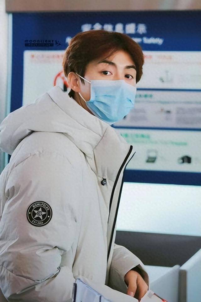 微微贴身的穿搭效果,若隐若现的肌肉,完美衬托出马天宇的好身材,行走